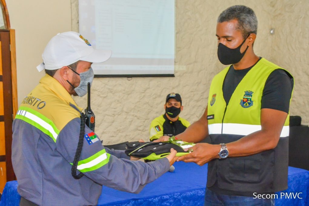 Conquista Prefeitura Faz Entrega De Farda C Mera Para Agentes Do